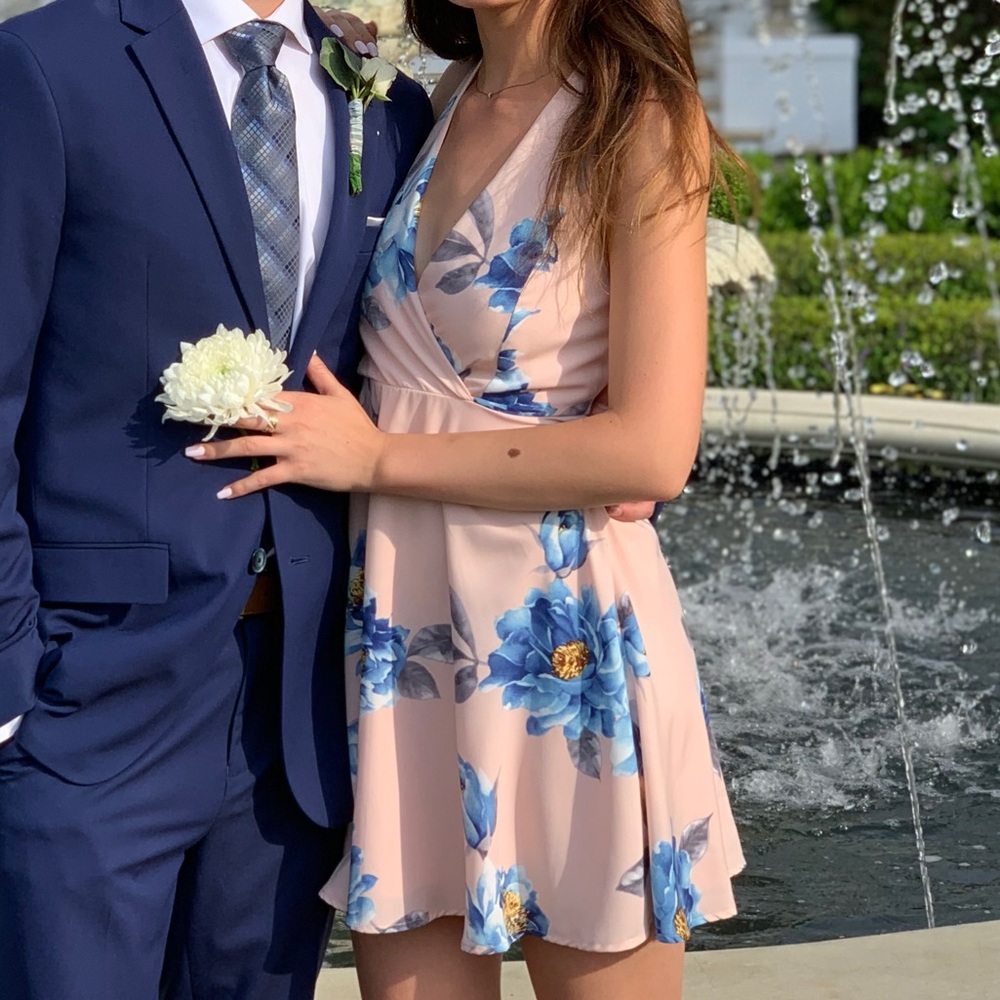 Lulu’s light pink dress with blue flowers